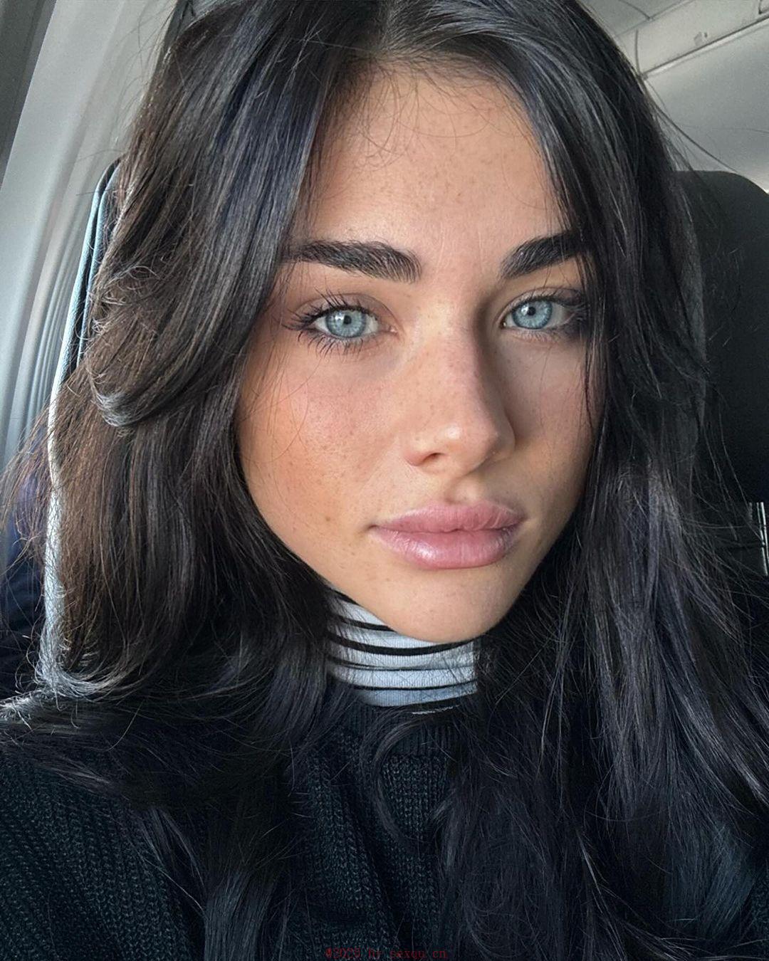 享受肌肤之亲，经常拥抱或亲吻对方