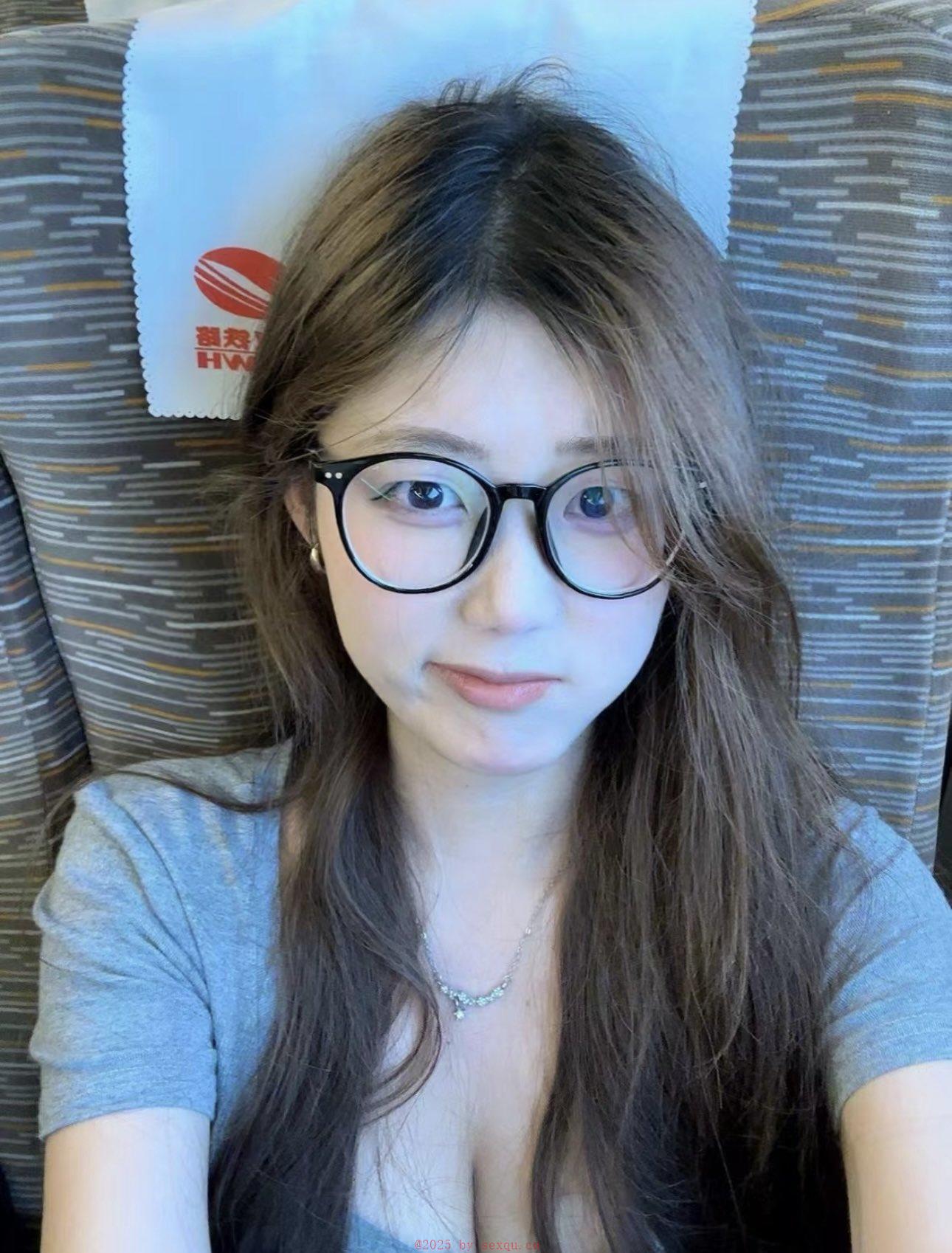 美女镂空透视装大秀乳环